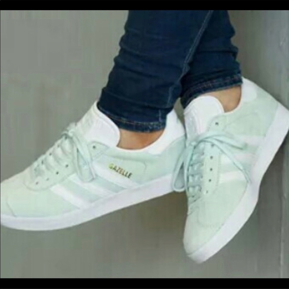 Gazelle Mint Adidas, Size 7.